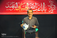 مرتضی مجدی، 68 ساله، بازنشسته نیروگاه برق زرگان و آبدارچی روضه است. خودش می‌گوید از 5 سالگی در روضه‌های حسینی بوده است. می‌گویم: امام حسین. می‌گوید: شهید کربلا.