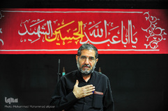 احمد سمیع، 61 ساله، مداح، شاعر و نوحه سرا. از 10 سالگی روضه می‌رفته است. می‌گویم: امام حسین(ع). می‌گوید: عشق.