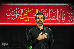 بهنام خواجوی فرد، 54 ساله، ناظر ساختمانی. از 10 سالگی روضه رفتن‌هایش شروع شده است. می‌گویم: امام حسین(ع). می‌گوید: دنیای عشق.