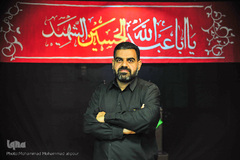 علی طالب‌زاده، 44 ساله، شغل آزاد، از 2 سالگی روضه می‌رفته است. می‌گویم: امام حسین(ع). می‌گوید:
ای بدن تو غرق خون
ای سر و روت لاله گون
با چه خضاب کرده‌ای
خون که حنا نمی‌شود