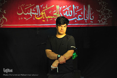 یزدان امان‌الله، 31 ساله، دانشجو. از 7 سالگی روضه می‌رود. می‌گویم: امام حسین(ع). می‌گوید: غریب دشت کربلا.