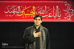 محمدامین صادقی، 26 ساله، قاری و مشاور قرآنی مدرسه. از 7 سالگی روضه می‌رفته است. می‌گویم: امام حسین(ع). می‌گوید: زندگی.