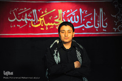 محمدرضا دشت‌بزرگ، 16 ساله، دانش آموز. اولین بار 10 ساله بود که به روضه امام حسین(ع) رفت. می‌گویم: امام حسین(ع). می‌گوید: حب الحسین یجمعنا.