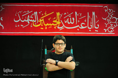 شهراد شمسایی، 13 ساله، دانش آموز. از 12 سالگی روضه می‌رفته است. می‌گویم: امام حسین(ع). می‌گوید: امام حسین(ع) را خیلی دوست دارم.