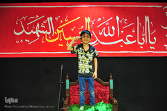 طاها محمدعلیپور، 7 ساله، دانش‌آموز، از 1 سالگی روضه می‌رفته است و در 4 سالگی هم کربلایی شده. می‌گویم: امام حسین(ع). سلام نظامی می‌دهد.