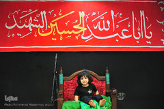 طاها آل‌یاسین، 1 سال و نیمه است و کوچکترین عزادار حسینی در روضه‌ها.