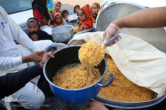 توزیع 5000هزار غذای نذری هم نمک در اربعین منطقه محروم جازموریان