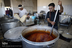 توزیع 5000هزار غذای نذری هم نمک در اربعین منطقه محروم جازموریان