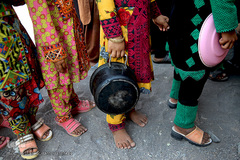 توزیع 5000هزار غذای نذری هم نمک در اربعین منطقه محروم جازموریان