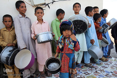 توزیع 5000هزار غذای نذری هم نمک در اربعین منطقه محروم جازموریان