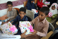 توزیع لوازم التحریر هم نمک در جازموریان