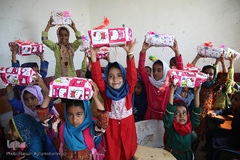 توزیع لوازم التحریر هم نمک در جازموریان