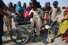 توزیع لوازم التحریر هم نمک در جازموریان