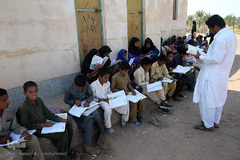 توزیع لوازم التحریر هم نمک در جازموریان