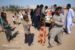 توزیع لوازم التحریر هم نمک در جازموریان