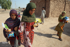 توزیع لوازم التحریر هم نمک در جازموریان