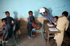 توزیع لوازم التحریر هم نمک در جازموریان