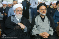 از راست حجت الاسلام والمسلمین سیدمهدی خاموشی، رئیس سازمان اوقاف و امور خیریه و حجت الاسلام و المسلمین محمدی گلپایگانی، رئیس دفتر مقام معظم رهبری