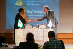 از راست علی‌اصغر مونسان، وزیر میراث فرهنگی، گردشگری و صنایع دستی و حجت‌الاسلام والمسلمین سیدمهدی خاموشی، نماینده ولی فقیه و رئیس سازمان اوقاف و امور خیریه