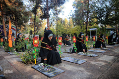 مراسم غبار روبی گلزار شهدای بهشت زهراء توسط بسیجیان