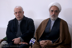 حجت الاسلام محمدعلی خسروی و محمدرضا پورمعین در حضور جمعی از جامعه قرآنی در منزل ۴ پیشکسوت قرآنی