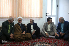 حضور جمعی از جامعه قرآنی در منزل مرحوم استاد عباس رنجبر، پیشکسوت قرآنی