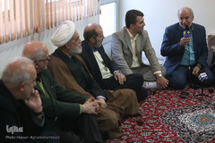 حضور جمعی از جامعه قرآنی در منزل مرحوم استاد عباس رنجبر، پیشکسوت قرآنی