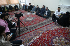 حضور جمعی از جامعه قرآنی در منزل مرحوم استاد عباس رنجبر، پیشکسوت قرآنی