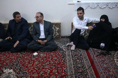 حضور جمعی از جامعه قرآنی در منزل مرحوم استاد عباس رنجبر، پیشکسوت قرآنی