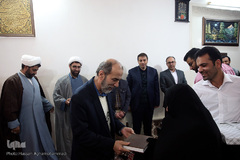 حضور جمعی از جامعه قرآنی در منزل مرحوم استاد عباس رنجبر، پیشکسوت قرآنی