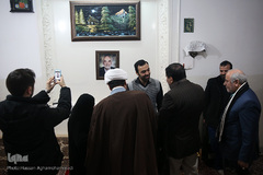 حضور جمعی از جامعه قرآنی در منزل مرحوم استاد عباس رنجبر، پیشکسوت قرآنی