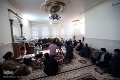 حضور جمعی از جامعه قرآنی در منزل حجت‌الاسلام والمسلمین محمدرضا شهید‌ی‌پور، پیشکسوت قرآنی