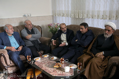 حضور جمعی از جامعه قرآنی در منزل حجت‌الاسلام والمسلمین محمدرضا شهید‌ی‌پور، پیشکسوت قرآنی