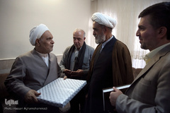 حضور جمعی از جامعه قرآنی در منزل حجت‌الاسلام والمسلمین محمدرضا شهید‌ی‌پور، پیشکسوت قرآنی