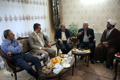 حضور جمعی از جامعه قرآنی در منزل شهریار پرهیزکار، حافظ بین‌المللی و پیشکسوت قرآنی