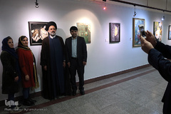 عکس یادگاری حجت الاسلام والمسلمین سید رمضان موسوی مقدم، قائم مقام رئیس سازمان صداوسیما با صاحبان آثار برگزیده جشنواره ملی و هنری «همام»