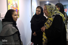 بازدید مرضیه برومند، بازیگر و کارگردان تلویزیون از نمایشگاه آثار برگزیده جشنواره ملی و هنری «همام»