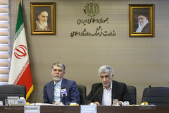 از راست عبدالهادی فقهی‌زاده، معاون وزیر فرهنگ و ارشاد اسلامی و سیدعباس صالحی، وزیر فرهنگ و ارشاد اسلامی در جلسه کمیسیون توسعه فعالیتهای تبلیغ و ترویج قرآن کریم