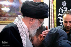حضور رهبر معظم انقلاب در منزل سردار شهید سپهبد سلیمانی