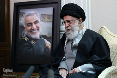 حضور رهبر معظم انقلاب در منزل سردار شهید سپهبد سلیمانی