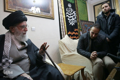 حضور رهبر معظم انقلاب در منزل سردار شهید سپهبد سلیمانی