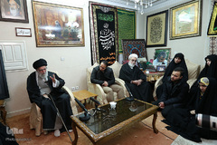 حضور رهبر معظم انقلاب در منزل سردار شهید سپهبد سلیمانی
