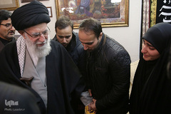 حضور رهبر معظم انقلاب در منزل سردار شهید سپهبد سلیمانی