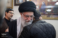 حضور رهبر معظم انقلاب در منزل سردار شهید سپهبد سلیمانی