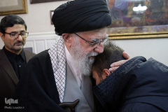 حضور رهبر معظم انقلاب در منزل سردار شهید سپهبد سلیمانی