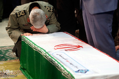 مراسم اقامه نماز بر پیکر مطهر سپهبد شهید حاج قاسم سلیمانی و همرزمان شهیدش با حضور رهبر معظم انقلاب