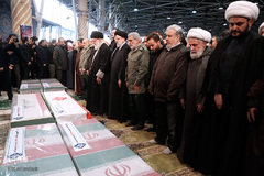 مراسم اقامه نماز بر پیکر مطهر سپهبد شهید حاج قاسم سلیمانی و همرزمان شهیدش با حضور رهبر معظم انقلاب