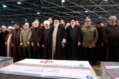 مراسم اقامه نماز بر پیکر مطهر سپهبد شهید حاج قاسم سلیمانی و همرزمان شهیدش با حضور رهبر معظم انقلاب