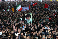 مراسم اقامه نماز بر پیکر مطهر سپهبد شهید حاج قاسم سلیمانی و همرزمان شهیدش با حضور رهبر معظم انقلاب