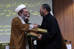 تجلیل از خانواده شهید مقاومت سرهنگ پاسدار شهروز مظفرنیا با اهدای هدایایی از سوی آستان مقدس حضرت فاطمه معصومه(س) و آستان مقدس حضرت شاهچراغ(ع)